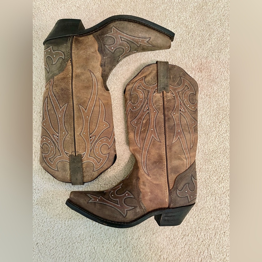 * BRAND NEW, NEVER WORN * Women’s cowboy boots!